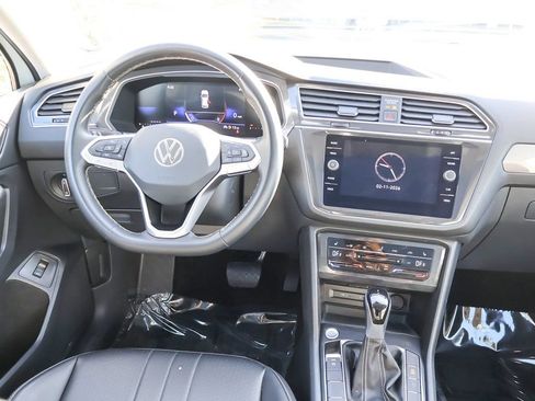 Used 2024 Volkswagen Tiguan SE w/ Panoramic Sunroof Package FWD image 42