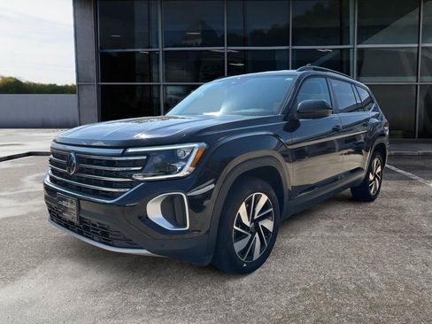 Used 2025 Volkswagen Atlas SE AWD/4WD image 3