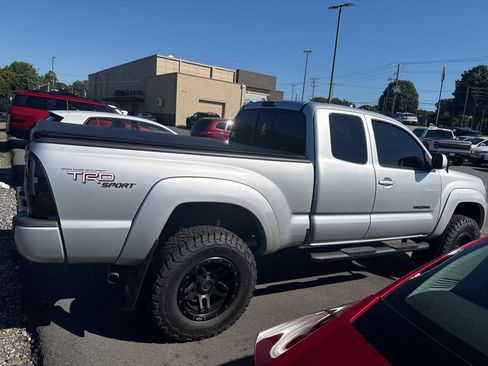 Used 2011 Toyota Tacoma 4x4 Access Cab V6 w/ TRD Sport Pkg image 5