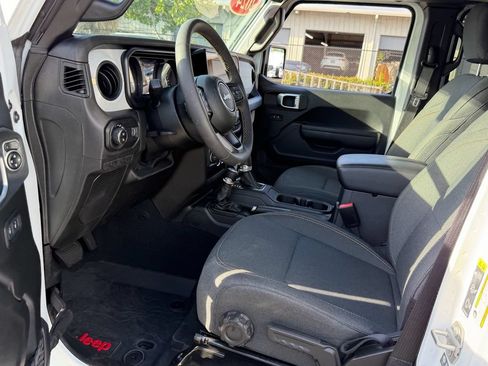 Used 2024 Jeep Gladiator Sport AWD/4WD image 12