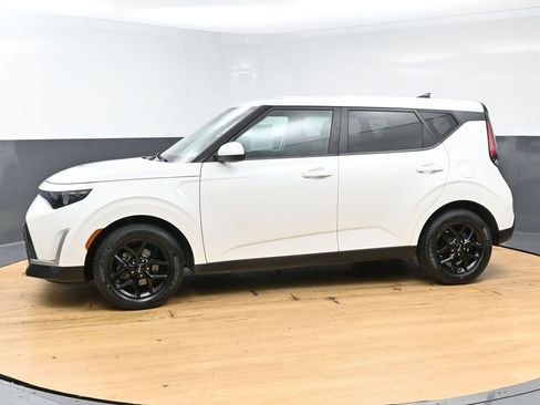 Used 2023 Kia Soul LX w/ Option Group 015 FWD image 6