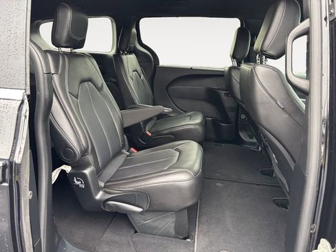 Used 2025 Chrysler Pacifica Select image 11