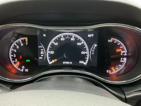 Used 2021 Jeep Grand Cherokee Laredo AWD/4WD image 32