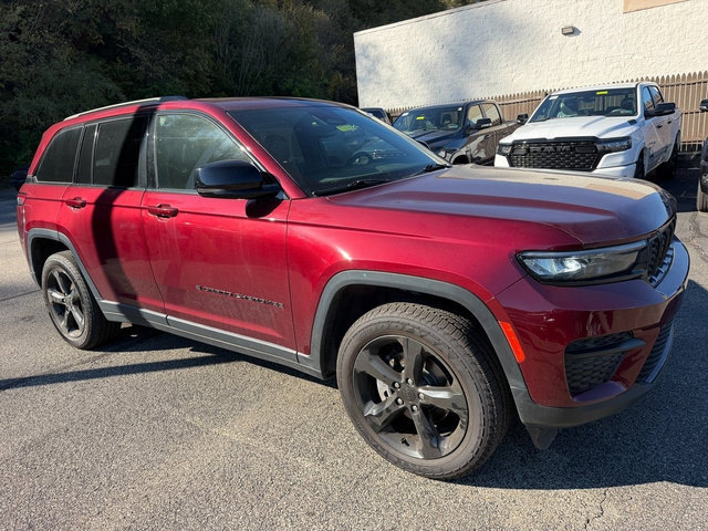 Used 2023 Jeep Grand Cherokee Altitude AWD/4WD image 7