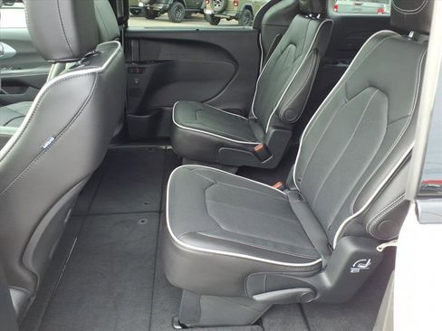 New 2026 Chrysler Pacifica Limited image 5