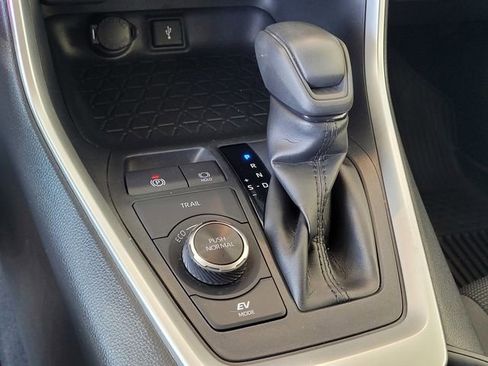 Used 2022 Toyota RAV4 LE AWD/4WD image 19