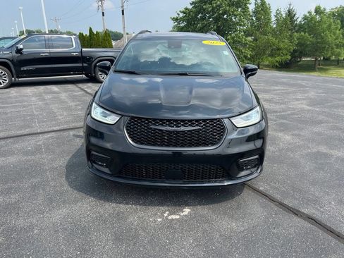 Used 2025 Chrysler Pacifica Limited FWD image 2