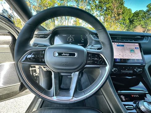 Used 2022 Jeep Grand Cherokee Overland image 11