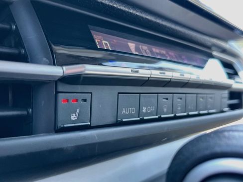 Used 2025 Toyota Sienna XLE w/ XLE Plus Package FWD image 19