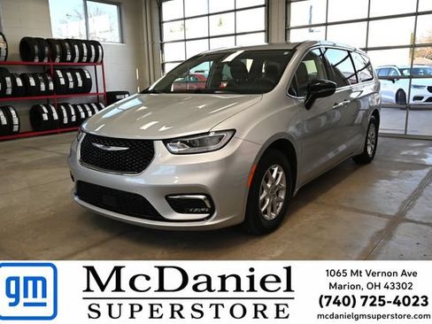 Used 2024 Chrysler Pacifica Touring-L FWD image 1
