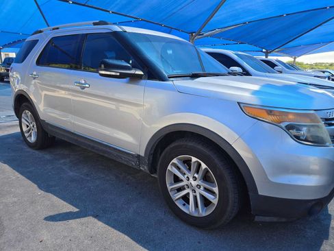 Used 2014 Ford Explorer XLT AWD/4WD image 2