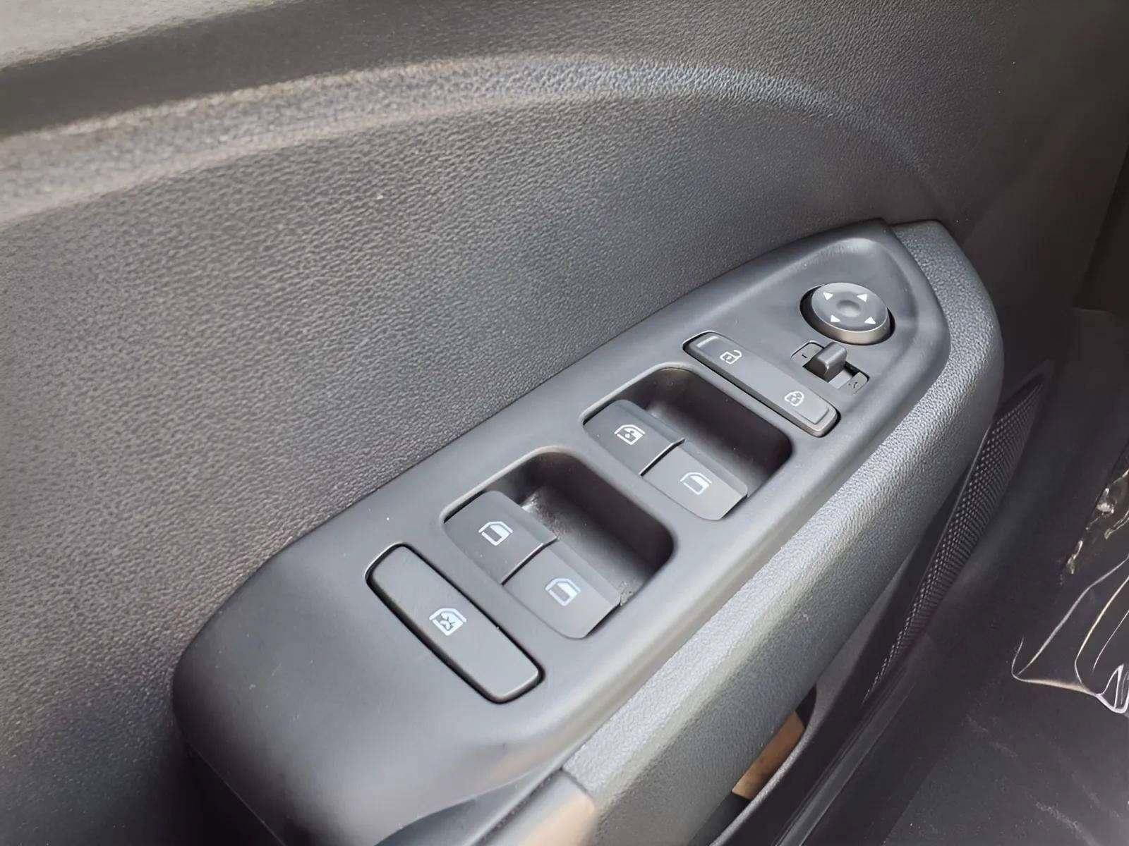 Certified 2025 Hyundai Venue Limited FWD image 15