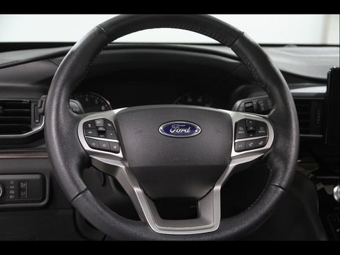 Certified 2022 Ford Explorer Limited w/ Equipment Group 301A image 8