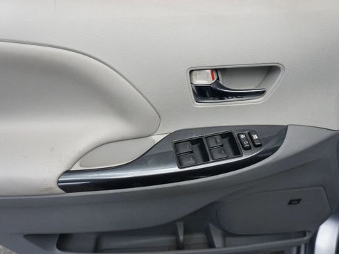 Used 2014 Toyota Sienna SE FWD image 13