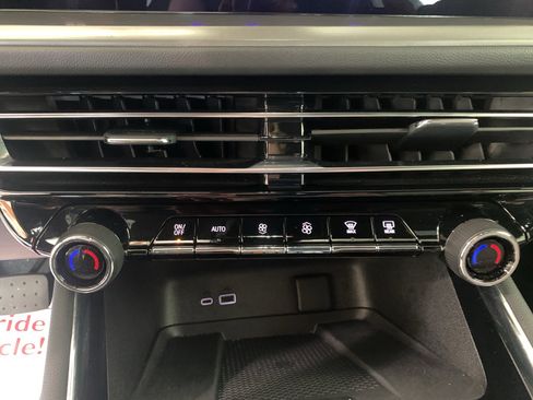 Used 2026 Chevrolet Traverse LT w/ Driver Confidence Package FWD image 25