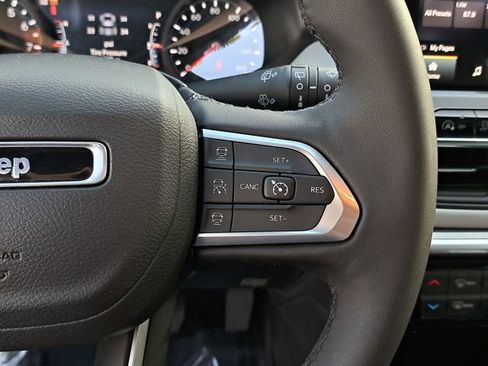 Used 2025 Jeep Compass Limited image 24