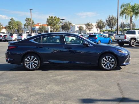 Used 2021 Lexus ES 300h w/ Accessory Package image 4