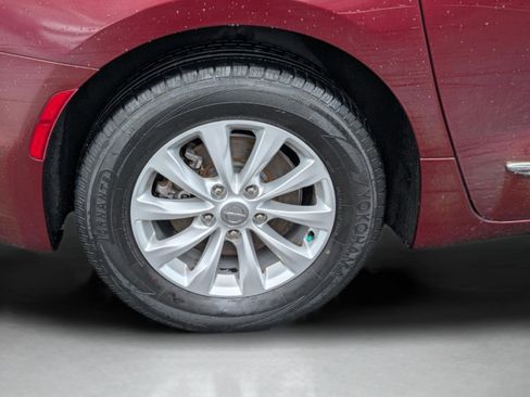Used 2017 Chrysler Pacifica Touring-L image 25