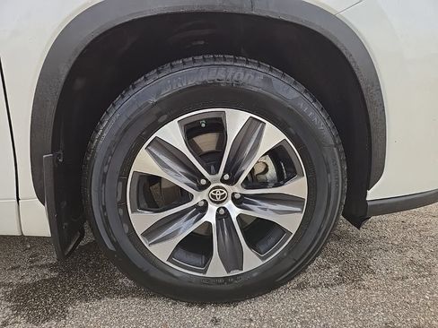 Used 2021 Toyota Highlander XLE AWD/4WD image 10
