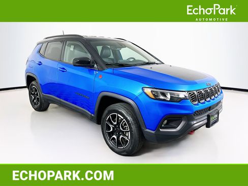 Used 2025 Jeep Compass Trailhawk AWD/4WD image 1