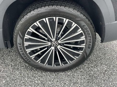 New 2026 Volkswagen Taos SE FWD image 9