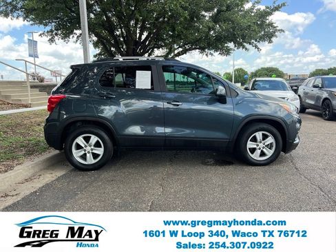 Used 2021 Chevrolet Trax LT w/ Premium Seat Package FWD image 8