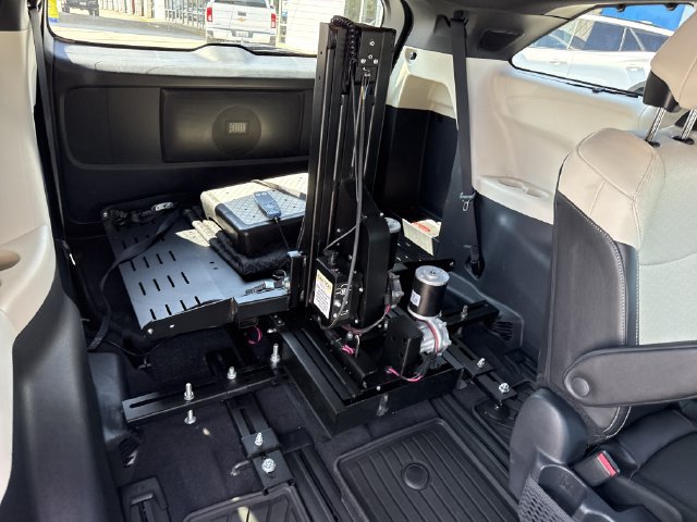 Used 2025 Toyota Sienna Limited AWD/4WD image 2