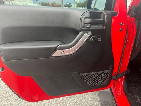 Used 2018 Jeep Wrangler Unlimited Sahara w/ Connectivity Group AWD/4WD image 10