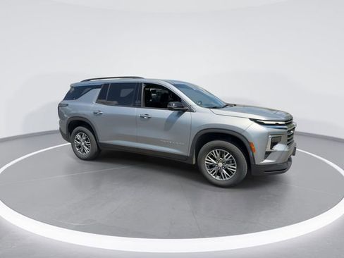 Used 2024 Chevrolet Traverse LT AWD/4WD image 2