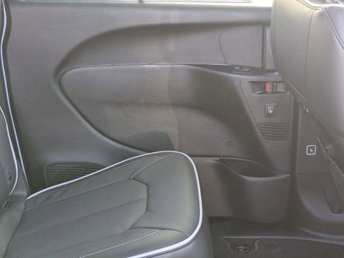 New 2026 Chrysler Pacifica Limited image 32