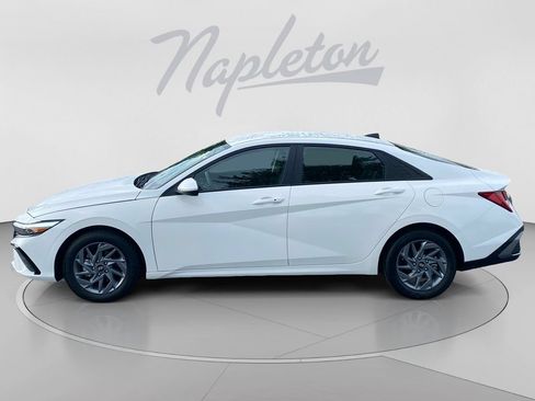 Used 2026 Hyundai Elantra Hybrid FWD image 2