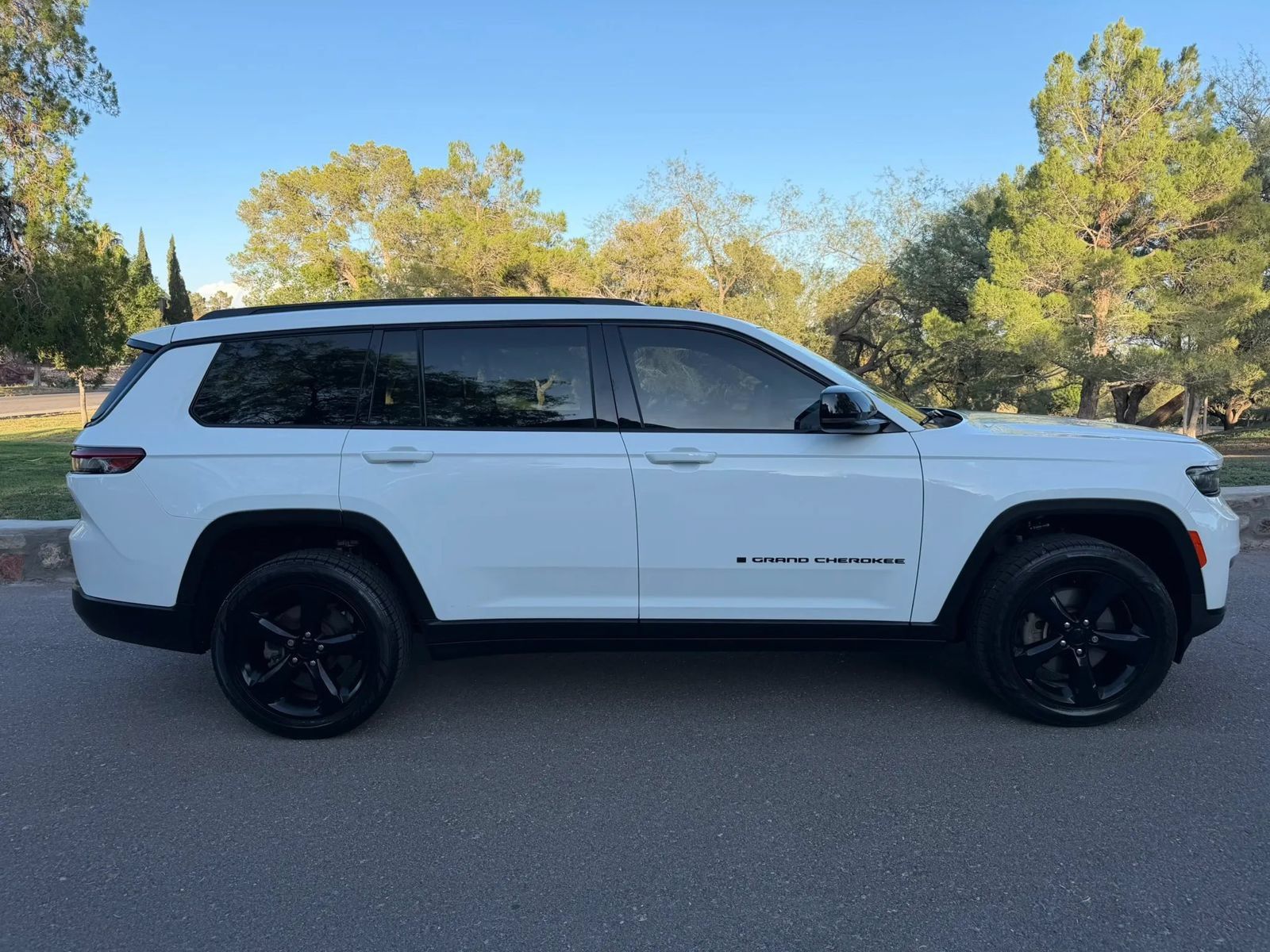 Used 2023 Jeep Grand Cherokee L Limited w/ Black Appearance Package AWD/4WD image 6