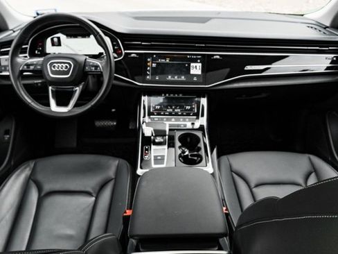 Used 2023 Audi Q8 Premium image 25