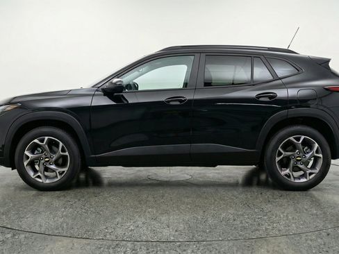 Used 2025 Chevrolet Trax LT FWD image 5