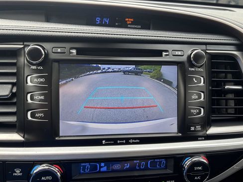 Used 2018 Toyota Highlander XLE FWD image 25