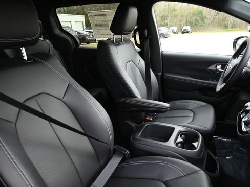 New 2026 Chrysler Pacifica Select image 28