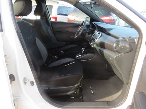 Used 2020 Nissan Kicks S image 17