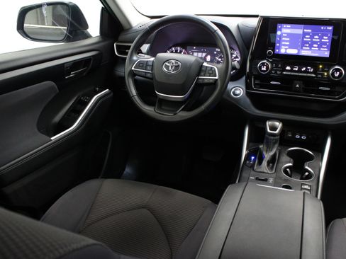 Used 2025 Toyota Highlander LE AWD/4WD image 29