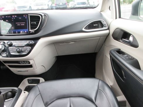 Used 2023 Chrysler Pacifica Touring-L FWD image 16