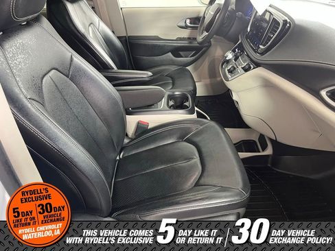 Used 2022 Chrysler Pacifica Touring-L image 15