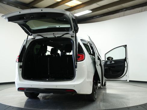 Used 2024 Chrysler Pacifica Limited FWD image 13