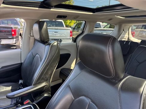 Used 2018 Chrysler Pacifica Limited FWD image 19