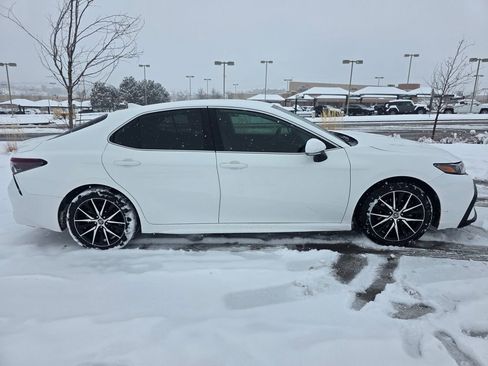 Used 2022 Toyota Camry SE image 9