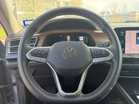 Used 2025 Volkswagen Atlas SE image 12