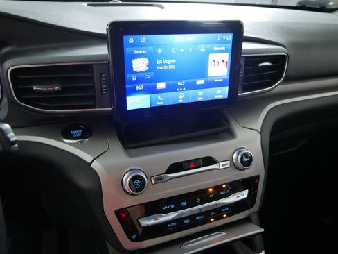 Used 2023 Ford Explorer XLT AWD/4WD image 22