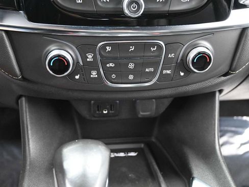 Used 2022 Chevrolet Traverse LT image 18