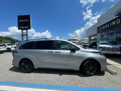 Used 2025 Toyota Sienna XSE w/ XSE Plus Package FWD image 4