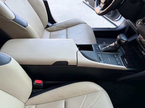 Used 2019 Lexus ES 350 Ultra Luxury w/ Accessory Package 2 FWD image 24