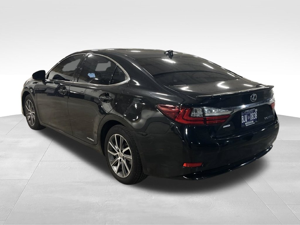 Used 2016 Lexus ES 300h w/ Luxury Package w/Wood Trim FWD image 10