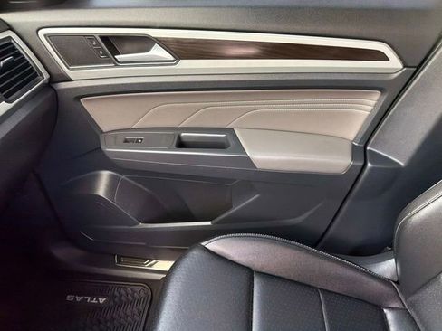 Used 2021 Volkswagen Atlas SE image 19